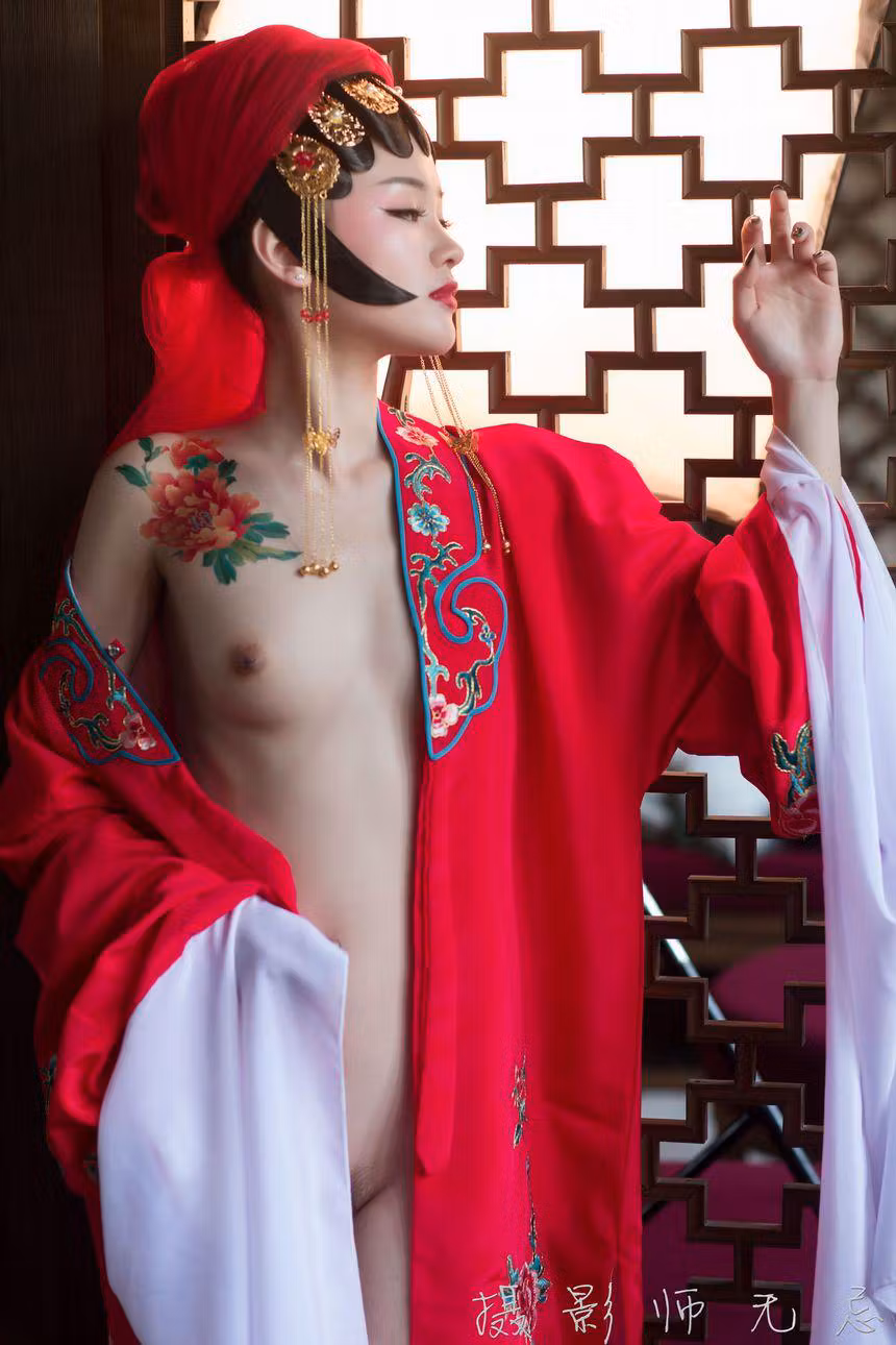 抹胸戏装线条勾勒迷人爆乳美胸身段
